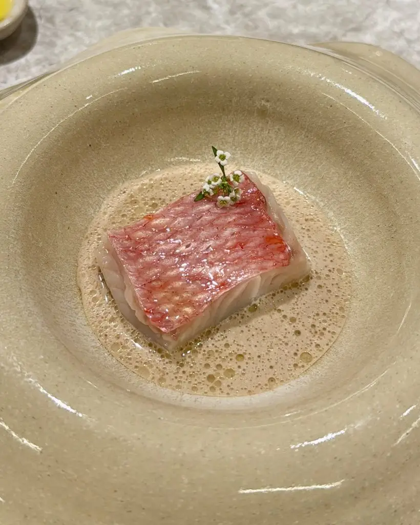 金目鯛搭配 Torrontes 白酒與木衫酒渣，風味濃郁