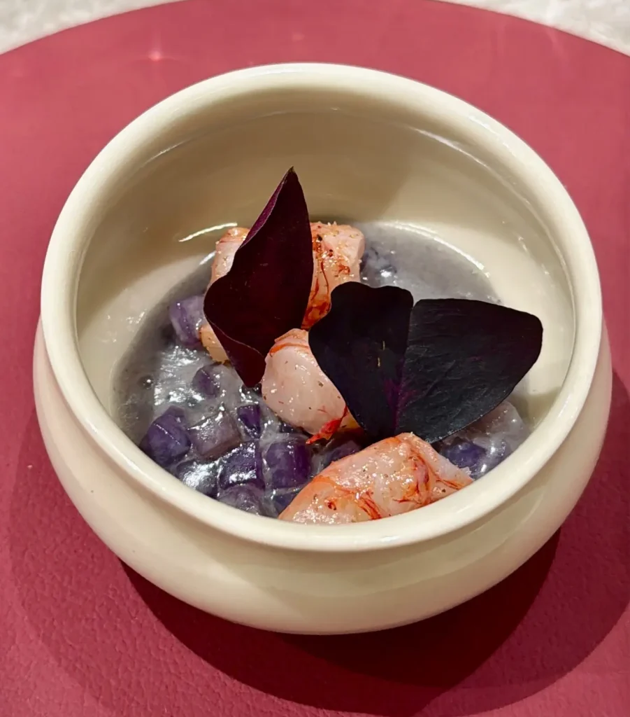 紫馬鈴薯搭配 Ossau Iraty 起司與宜蘭胭脂蝦，風味獨特