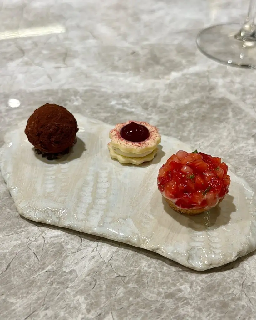 Bunuelito、小米、Alfajor 與 Cabsha 組成的甜點拼盤，風味多樣