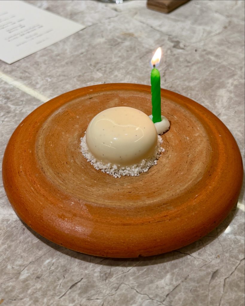 生日蛋糕，外層撒上椰子粉，口感豐富