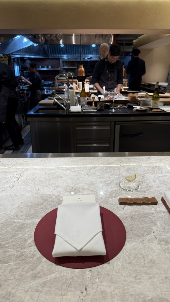 ZEA 餐廳內部環境，開放式廚房與吧台座位，營造舒適用餐氛圍