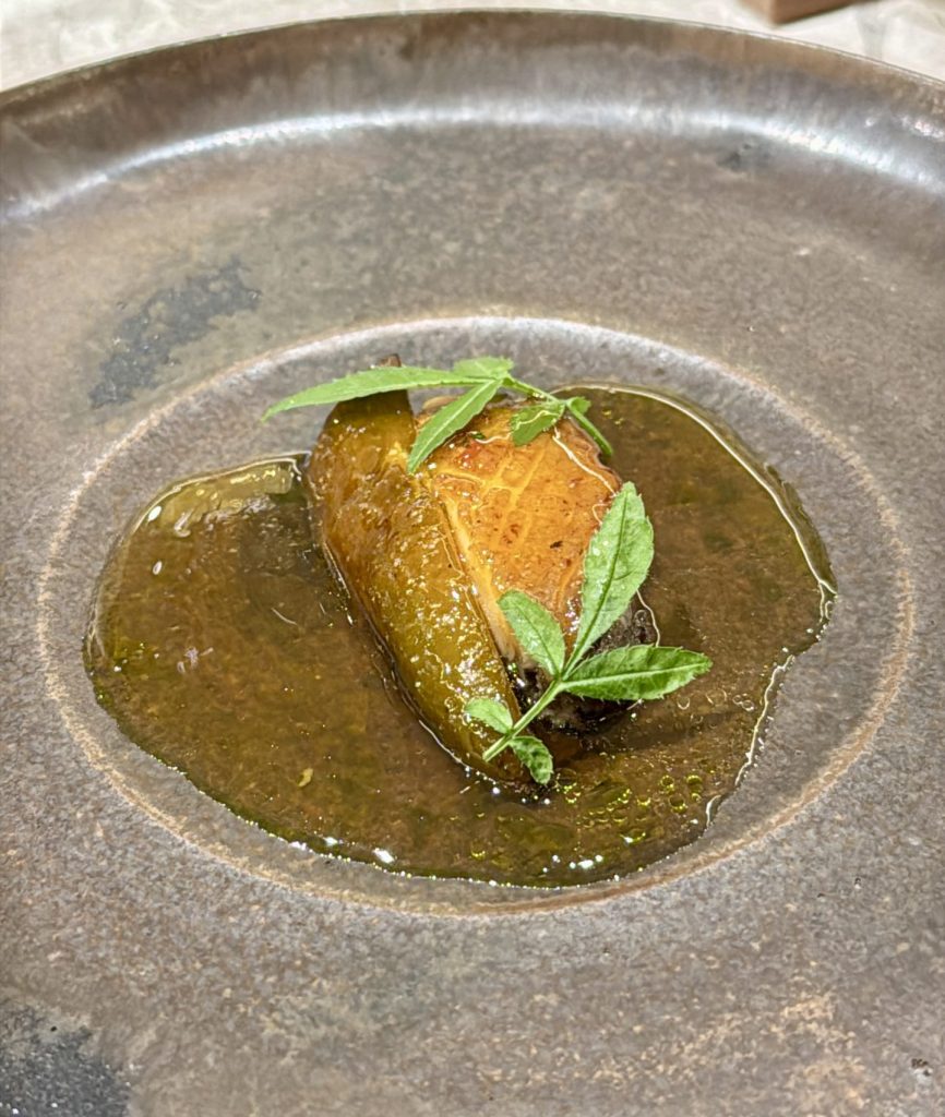 宜蘭鮑魚搭配甜椒，口感細膩，風味融合
