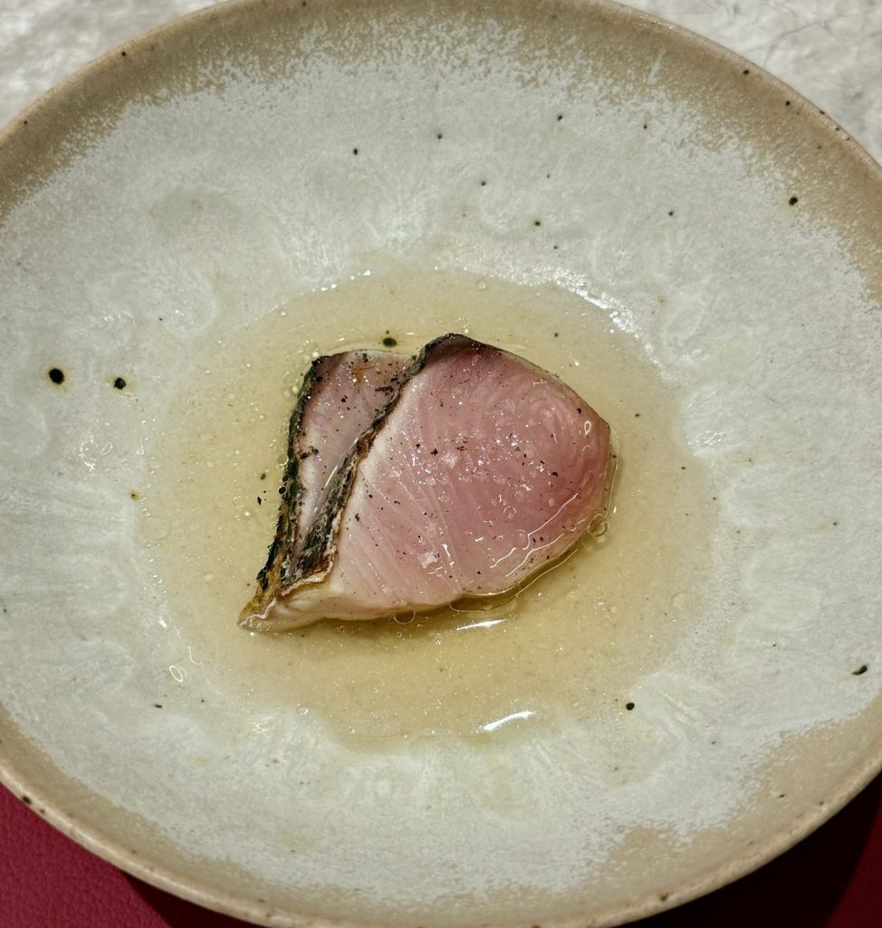 炙烤煙仔虎搭配瑪黛茶油，風味清淡