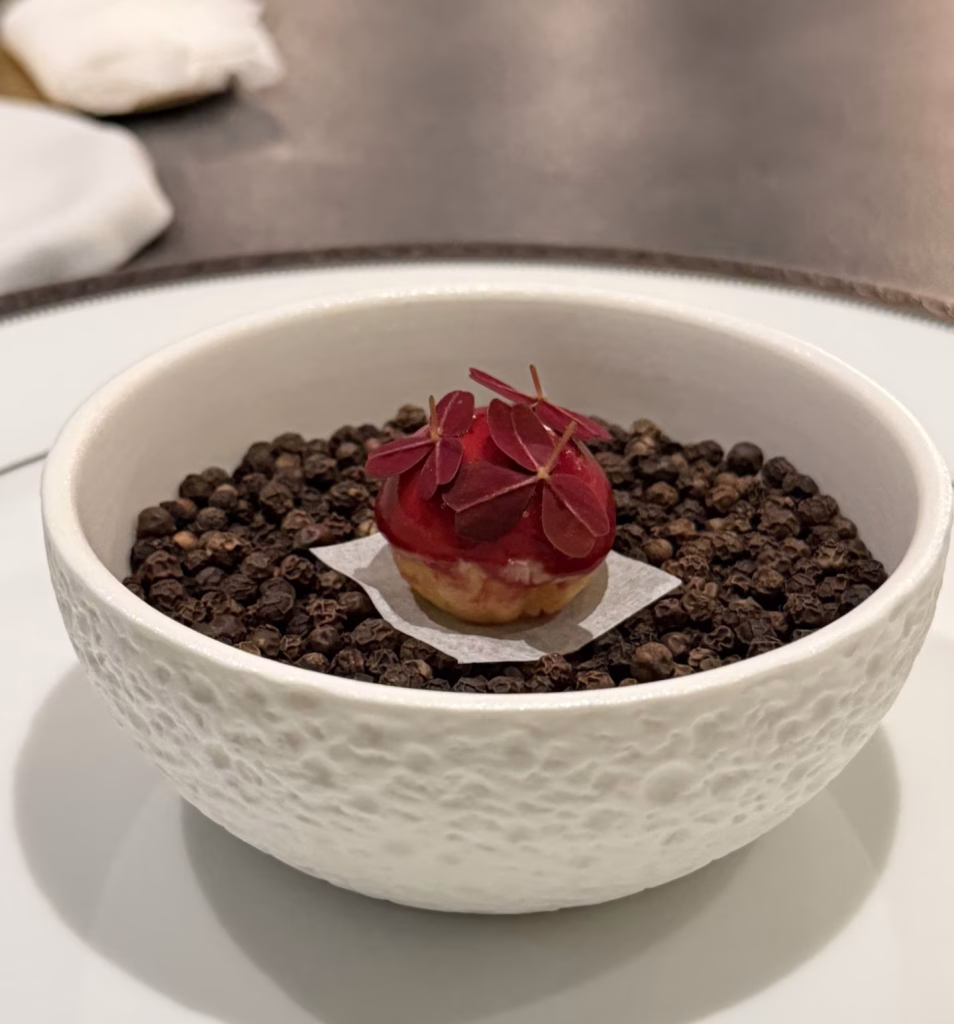 煙燻鴨肝搭配酥脆布里歐許，質地細膩、風味濃郁