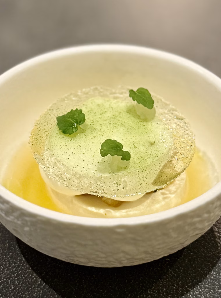 蘋果紅萱佐豆腐與白乳酪的清新甜點，為套餐畫下完美句點