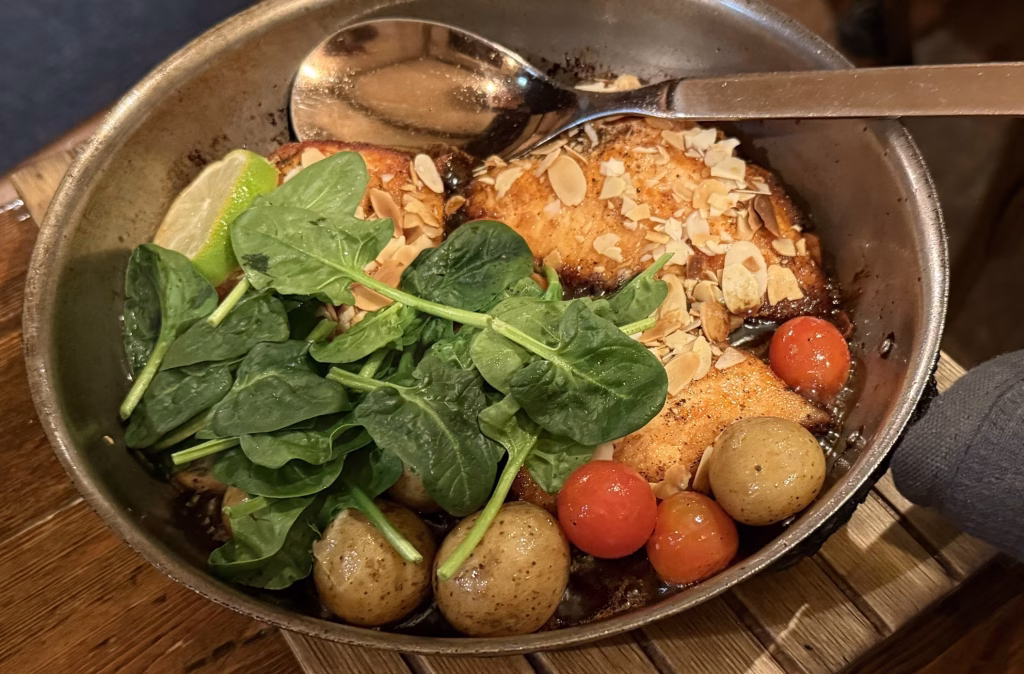 Messinn 鐵鍋料理中的北極鮭，用蜂蜜與杏仁包裹，鐵板香氣四溢