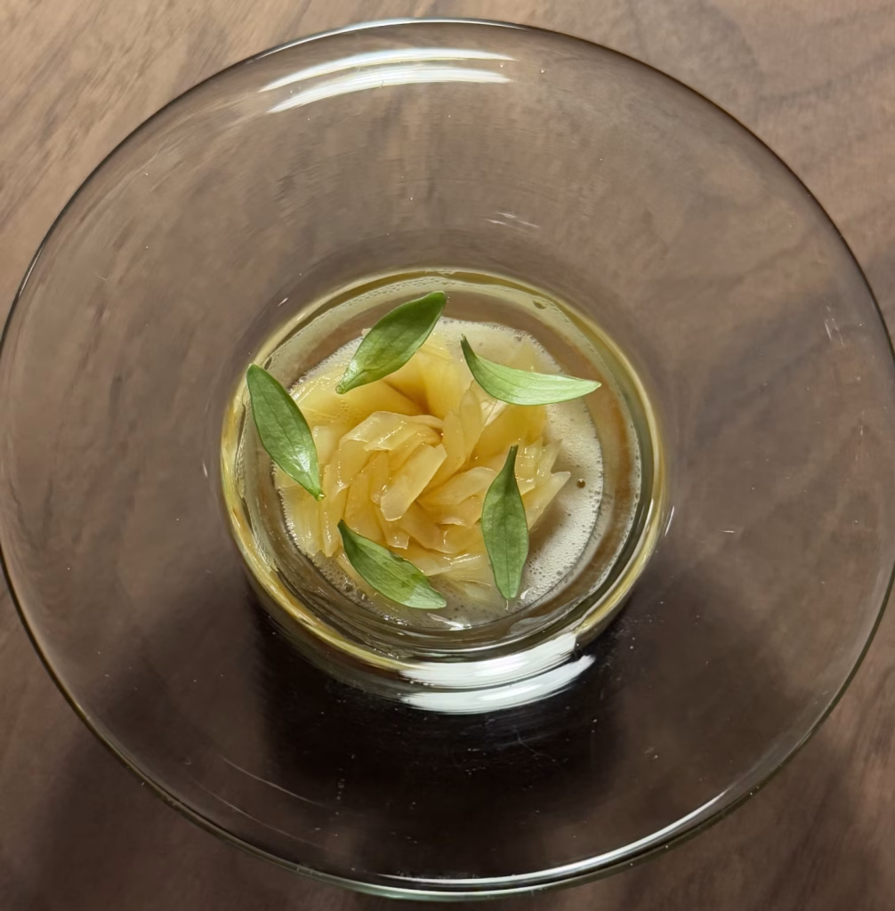蕪菁搭配咖啡、辣椒與香菜的開胃菜
